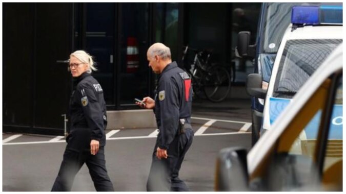 Polizei am Tatort eines Banküberfalls. Quelle:Yahoo.News