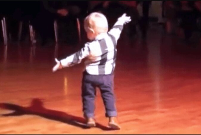 "Dance Floor Star": 2-jähriger Junge, der all seine Talente zu Elvis Presleys Song vorführte