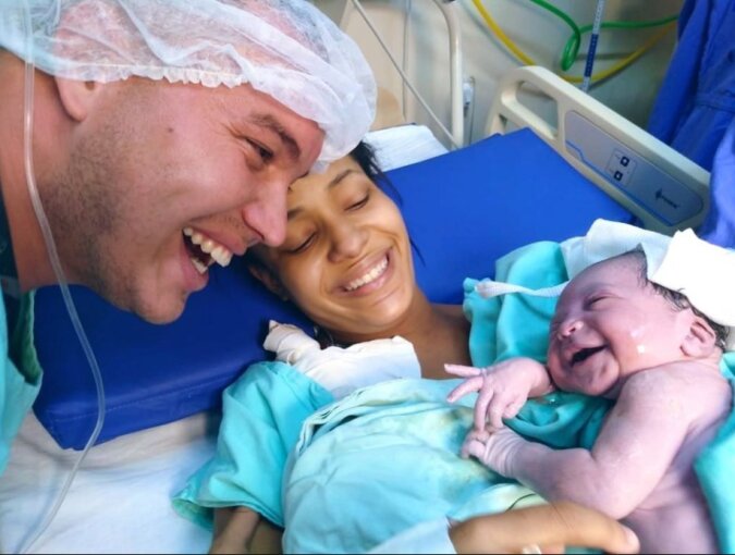 Das Neugeborene erkannte sofort die Stimme seines Vaters, der neun Monate lang zugehört hatte
