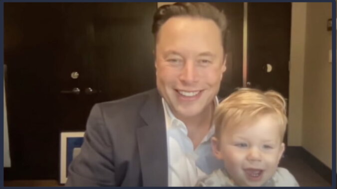 Elon Musk mit dem Kind. Quelle: esquire.com