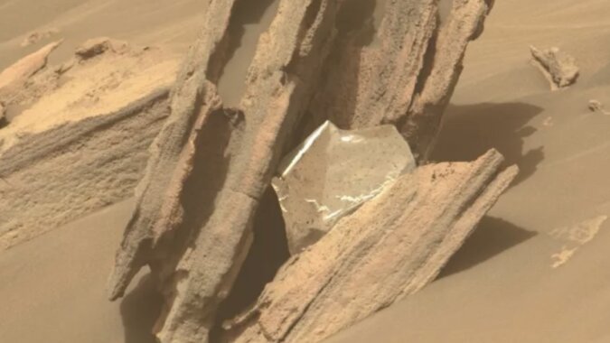 Ein Stück Stanniol auf dem Mars. Quelle: NASA/JPL-Caltech/ASU