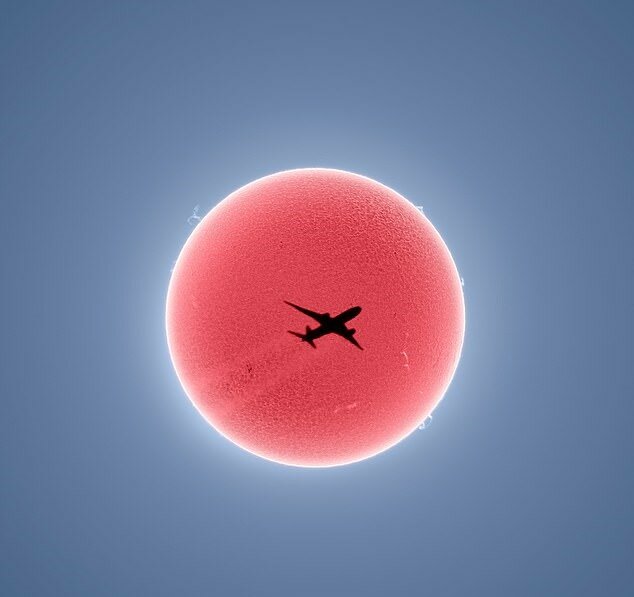 Der Astrofotograf machte eine wunderschöne Aufnahme eines Flugzeuges, das entschied, die Sonne zu blockieren