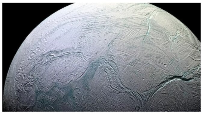 Geheimnisvoller tiefer Schnee bedeckt den eisigen Saturnmond. Quelle:NASA