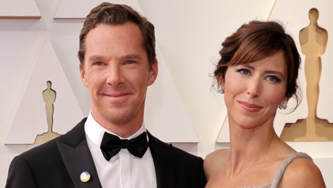 Oscar 2022: Benedict Cumberbatch mit ukrainischer Flagge und Sophie Hunter.  Quelle: Getty Images