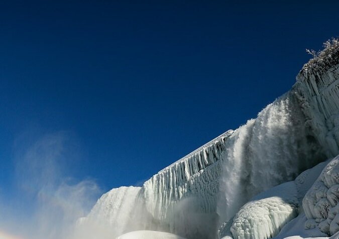 „Mit Eis bedeckt“: Wie der berühmteste Wasserfall der Welt aussieht, der halb gefroren ist