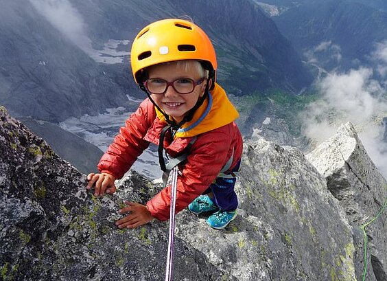 Der junge Bergsteiger stürmte in seinen drei Jahren den 3352 m hohen Berggipfel