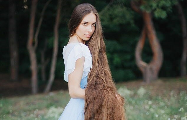 "Moderne Rapunzel": Ein Mädchen mit 183 cm langen Haaren gibt monatlich 83 Euro für die Pflege aus