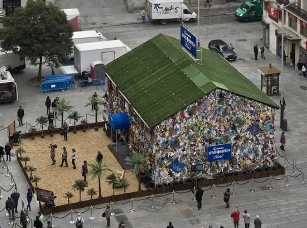 Deutsche Öko-Künstler Hans Schult baute ein Hotel aus Müll