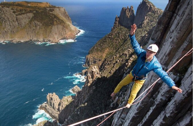 Barfuß über dem Abgrund: Der berühmte Seiltänzer erklimmt die Klippen von Tasmanien