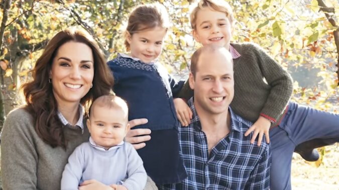 Prinz William und Kate Middleton mit ihren Kindern vor ein paar Jahren. Quelle: Screenshot YouTube