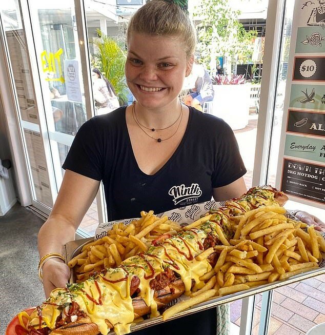 „Essen Sie einen 3 kg schweren Hot Dog“: Das Restaurant lädt seine Besucher ein, ihre Kräfte zu testen
