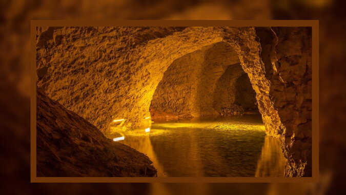 Eine Höhle mit Wasser. Quelle: pinterest