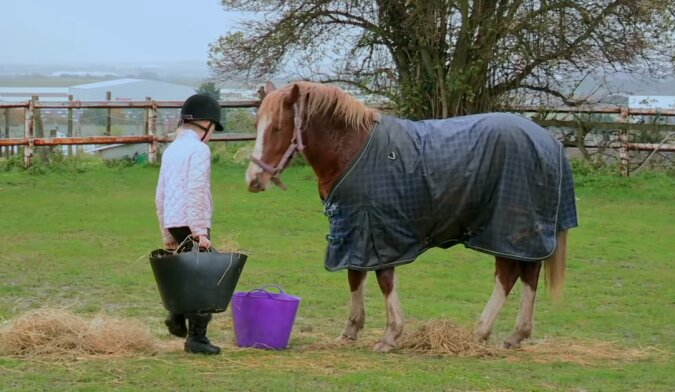 Mädchen mit Pferd. Quelle: fabiosa.com