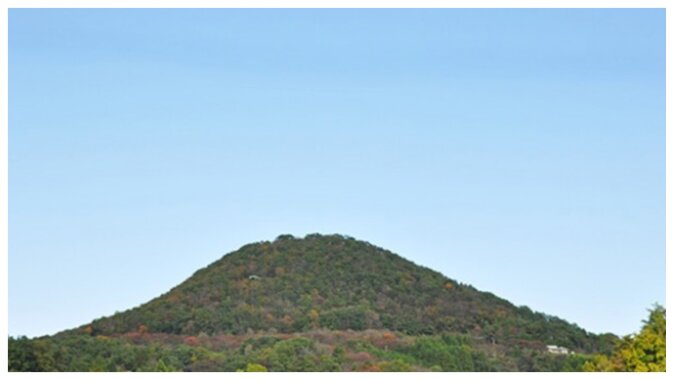 Der Berg Senganmori, der als "Magnet" für UFOs gilt. Quelle:Daily Mail