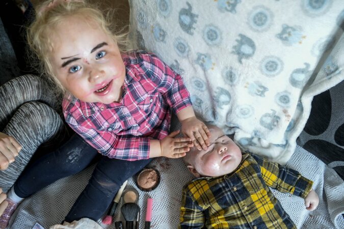 "Wie Erwachsene": In Abwesenheit von Eltern schminkte ein dreijähriges Mädchen seinen jüngeren Bruder und brachte die ganze Familie zum Lachen