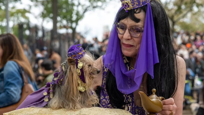 Eine Frau mit dem Hund. Quelle: dailymail
