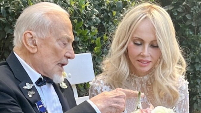 Buzz Aldrin mit seiner jungen Frau. Quelle: focus.com