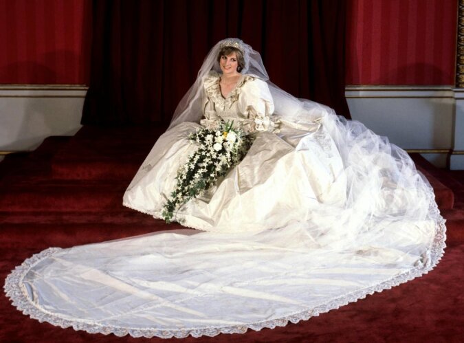 "Kleid der Ära": Ehemalige Ehepartner, die Prinzessin Dianas Hochzeitskleidung geschaffen haben, streiten sich über das Recht auf Skizzen