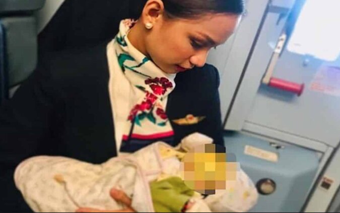 Das hungrige Baby hat im Flugzeug laut geweint, bis die gutherzige Stewardess das Baby gestillt hat
