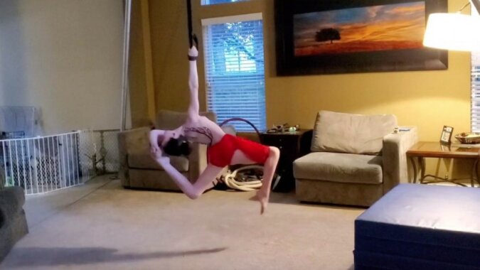 "Gymnastik zu Hause": Das 13-jährige Mädchen macht schwere Elemente, ohne das Haus zu verlassen