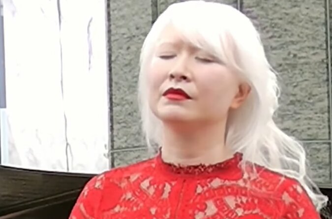 Albino-Frau. Quelle: YouTube Screenshot