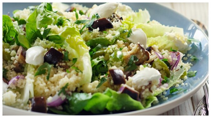 Salat mit Couscous, Gemüse und Feta-Käse. Quelle: pinterest.сom