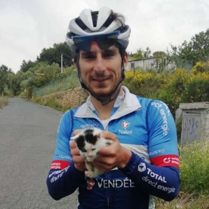 Der Mann fuhr eine Stunde lang nur mit der linken Hand Rad, da er in der rechten Hand ein gerettetes Kätzchen hatte