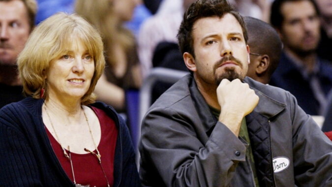 Ben Affleck mit der Mutter. Quelle: spletnik.com