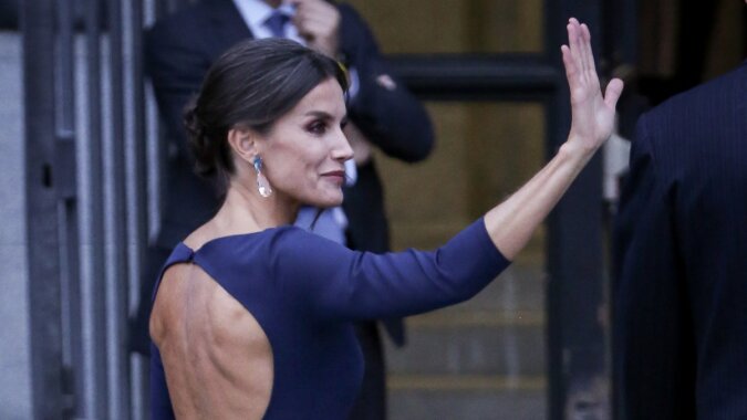 Königin Letizia wählte ein gewagtes Kleid für den Abend in der Oper. Quelle: Getty Images