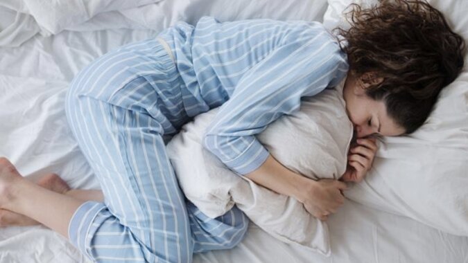 Die meisten Menschen schlafen die meiste Zeit auf der Seite. Quelle: Getty Images