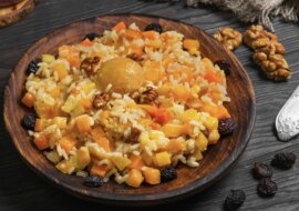 Cremiger Kürbisbrei mit Reis und Trockenfrüchten. Quelle: smak.сom