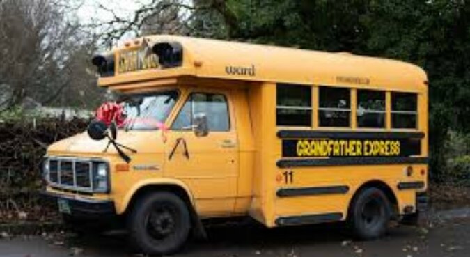 Wunderbarer Großvater: kaufte einen Schulbus, um seine Enkelkinder zur Schule zu bringen