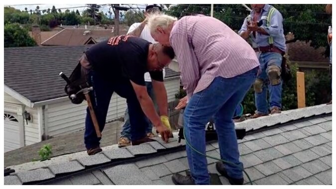 Rettung eines Mannes vom Dach eines Hauses. Quelle: Screenshot YouTube