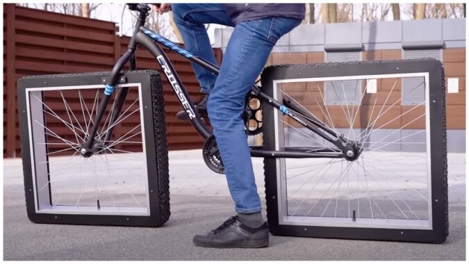 Fahrrad mit quadratischen Rädern. Quelle: Screenshot YouTube