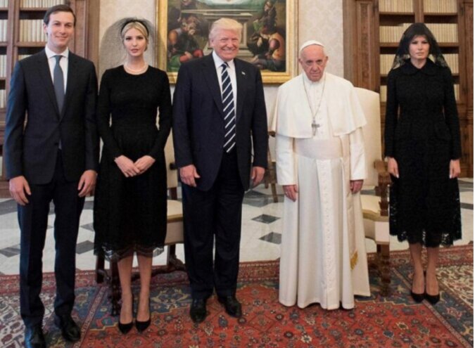 Nur 7 Frauen dürfen in Gegenwart des Papstes weiß tragen