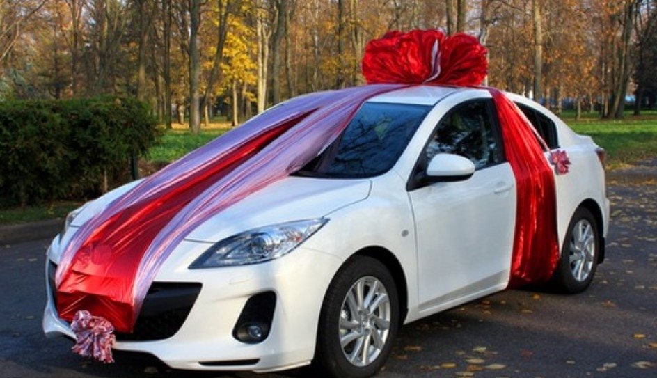Подарить машину супруге. Машина в подарок. Автомобиль с бантом. Бант на машину. Машина с бантом в подарок.